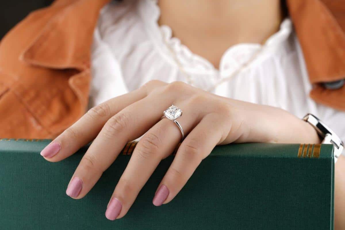 Guida alla purezza delle gemme: come riconoscere un brillante da un diamante 1