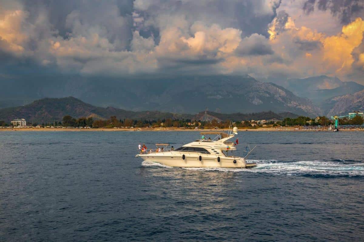 Come scegliere lo yacht di lusso perfetto per le tue vacanze in Sardegna 1